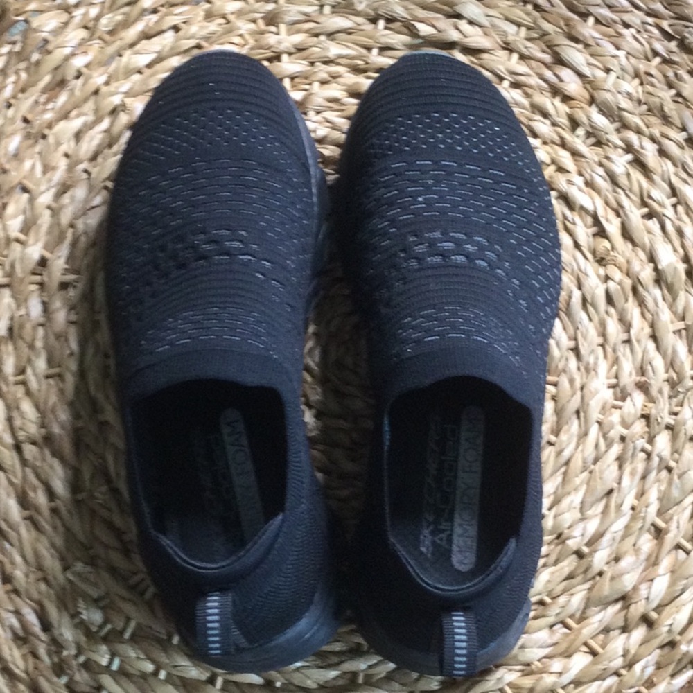 Skechers black glide step sneakers